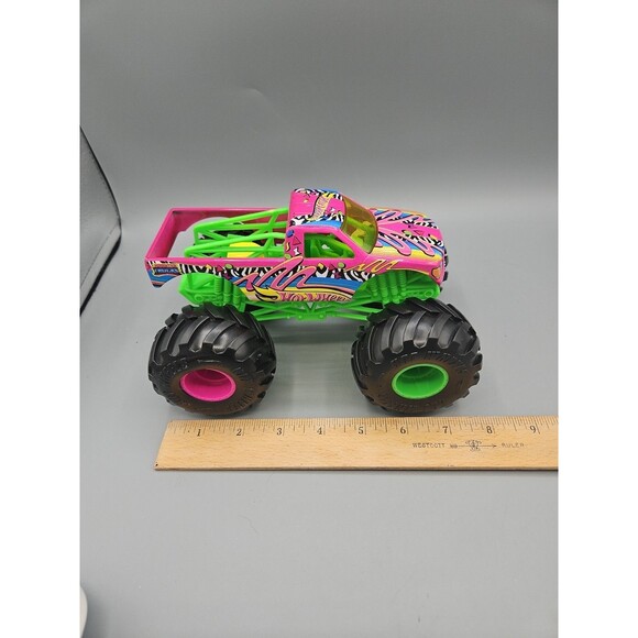 HOT WHEELS TORQUE TERROR MONSTER TRUCKS 1:24 Pink Neon Green - Picture 7 of 7